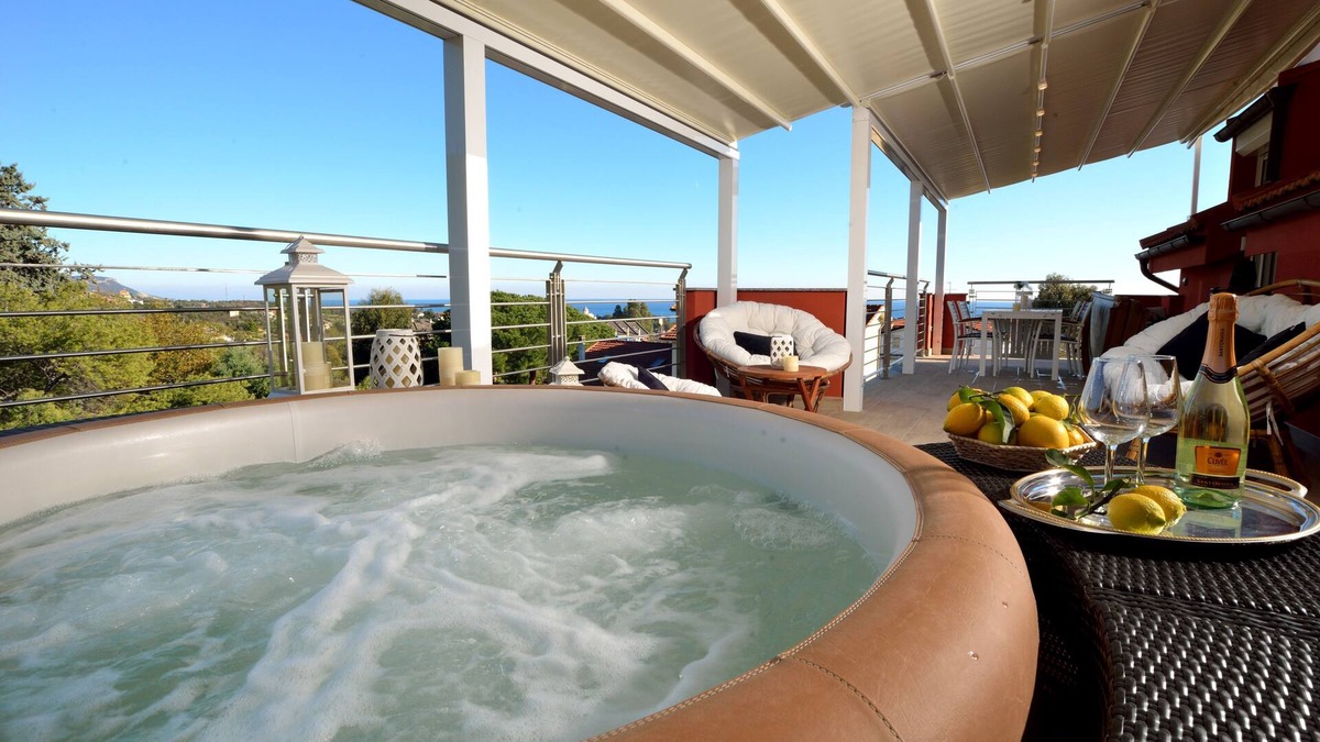 Loano Villa | Villa Giovanna with terrace, jacuzzi and sauna