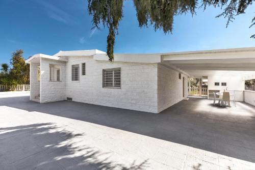 Bitritto Villa | Villa Giove a Bari by BarbarHouse