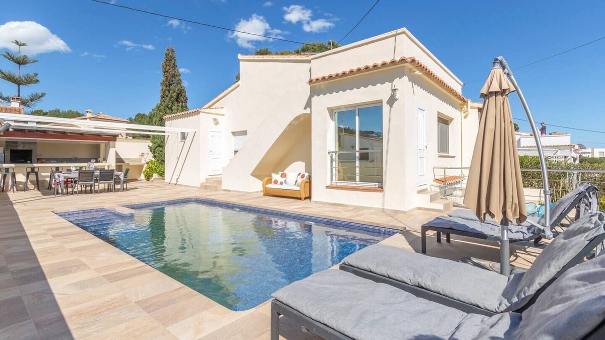 Urbanitzacio la Fustera Villa | Villa Golondrina by Costa CarpeDiem