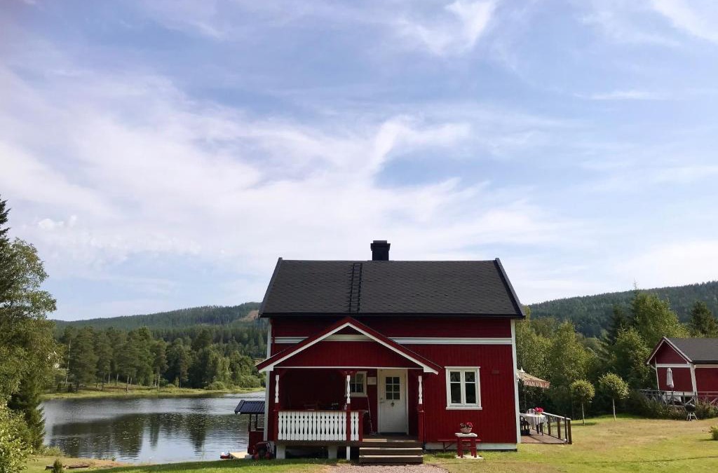 Marbacken House | Villa Granhede -sjöläge med badtunna, eldstad med mera