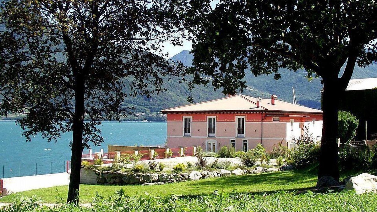Calozzo Villa | Villa Guerina: An elegant and welcoming two-story villa located right on the Como Lake, with Free WI-FI.
