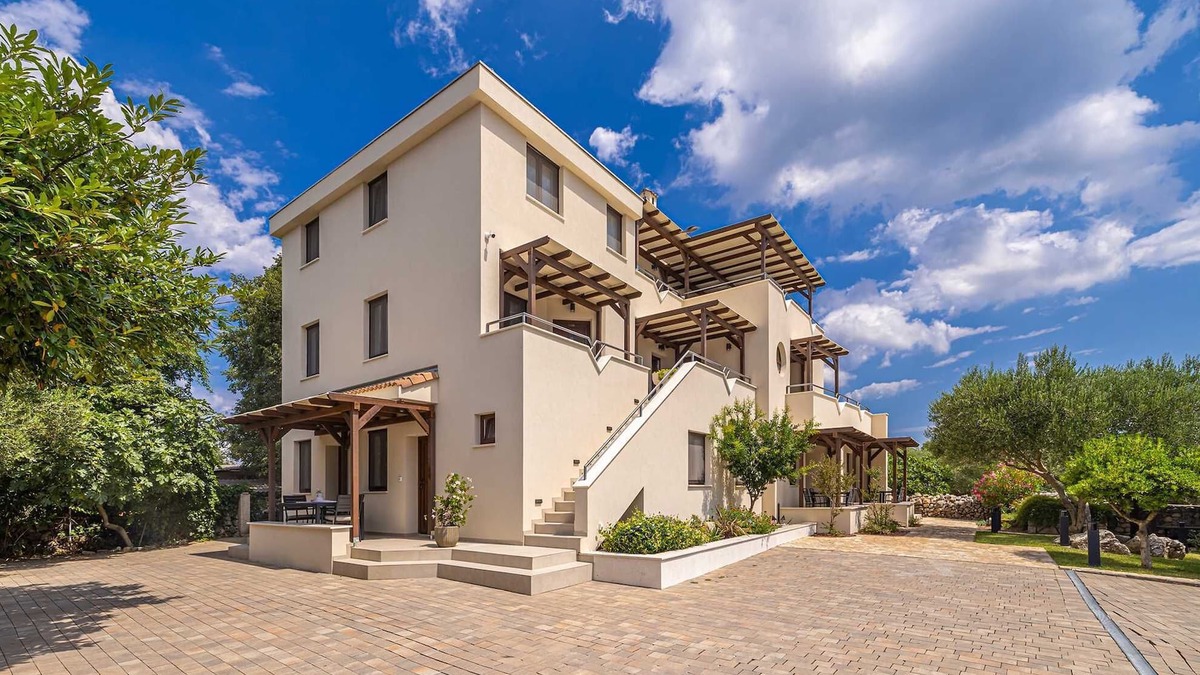 Linardici Apartment | Villa Haya - studio apartment MASLINA with heated pool