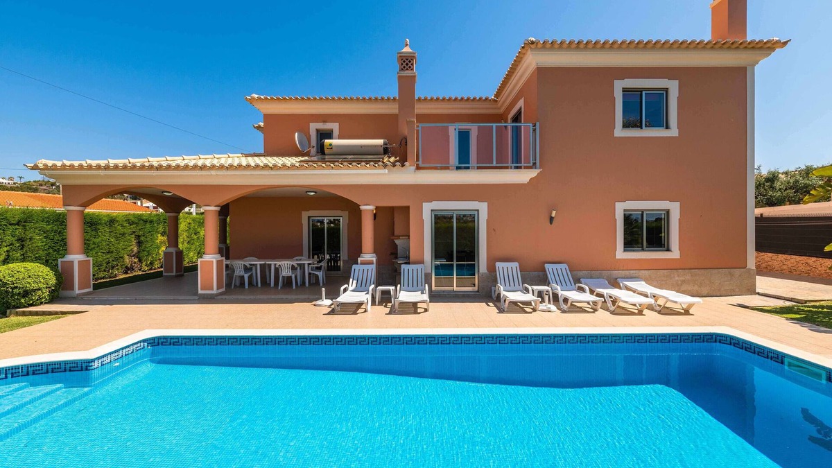 Patroves Villa | Villa 'Hunês' with Private Pool, Wi-Fi and Air Conditioning
