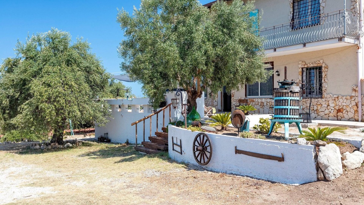 Sorso Villa | Villa 'Il Giglio Rosa' with Sea View, Private Terrace and Private Garden