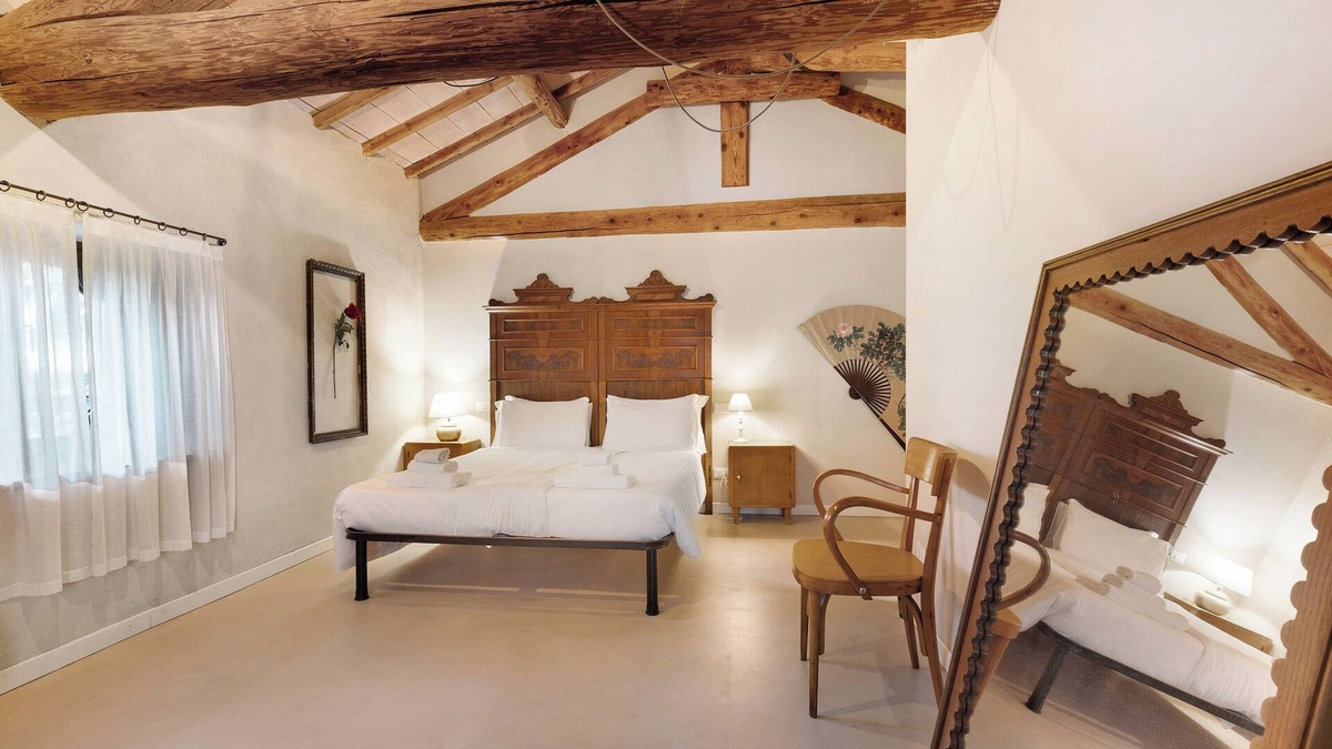 Valeggio sul Mincio Villa | Villa 'Il Bozzolo Boutique Apt Mimosa Mimosa' where Relaxation meets Design