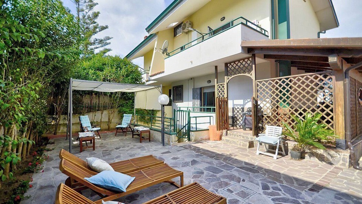 Laura House | Villa Il Nocchiero: A welcoming three-story independent house situated at a short distance from the beach, with Free WI-FI.