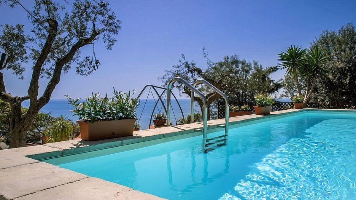 Sirenuse House | Villa Ilona: A splendid and luminous three-story independent house which faces the sun and the sea, with Free WI-FI.