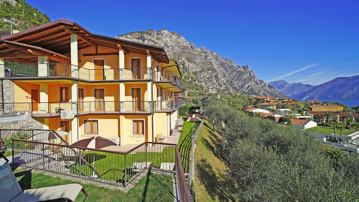 Limone sul Garda Apartment | "Villa Imelda" spacious, bright apartments, garden or balcony, lake view