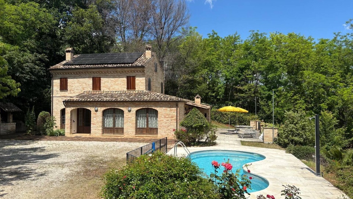 Montegiorgio Villa | Villa in a historic farmhouse with stunning views from the pool