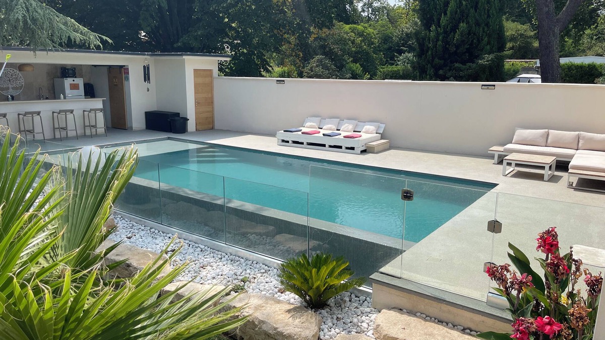 Bagnols-sur-Ceze Villa | Villa in a private estate, swimming pool with beach (overflow)