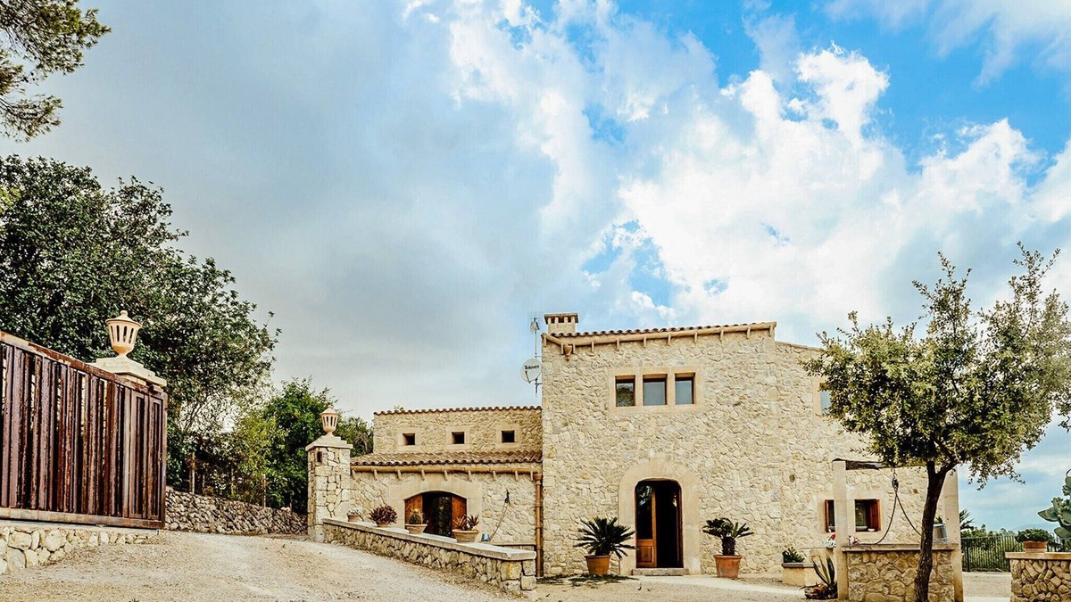 Lloret de Vistalegre Villa | Villa in Lloret with Mountain Views & Pool