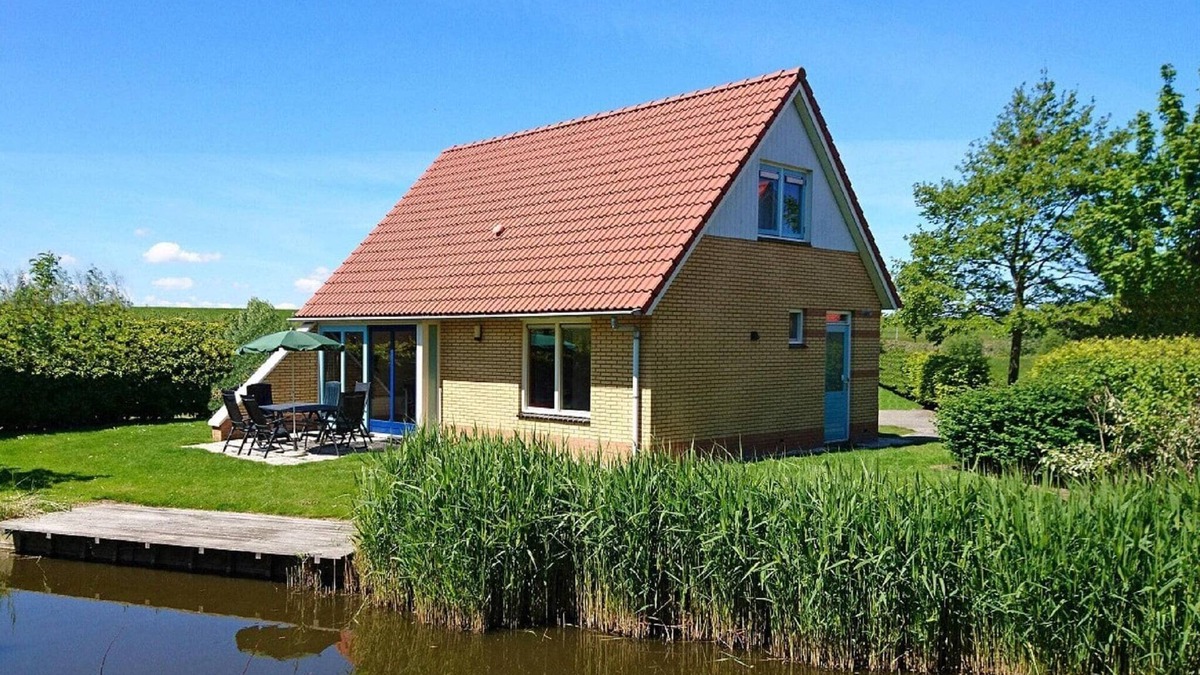 Andijk House | Villa in Friesland with Jetty and Garden