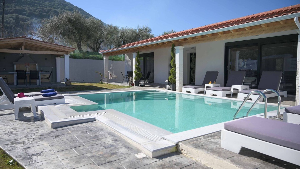 Notos Villa | Villa in Messonghi with Pool and Sea Nearby