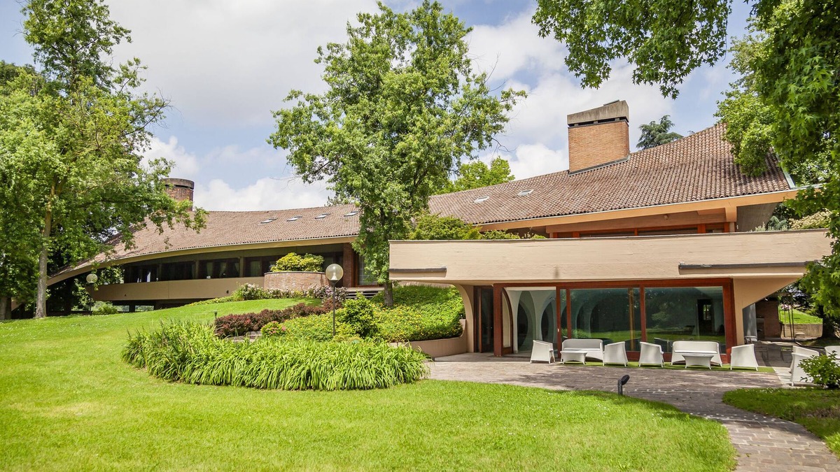 Sedriano Villa | Villa In Milan with Pool Near Fiera Milano Rho