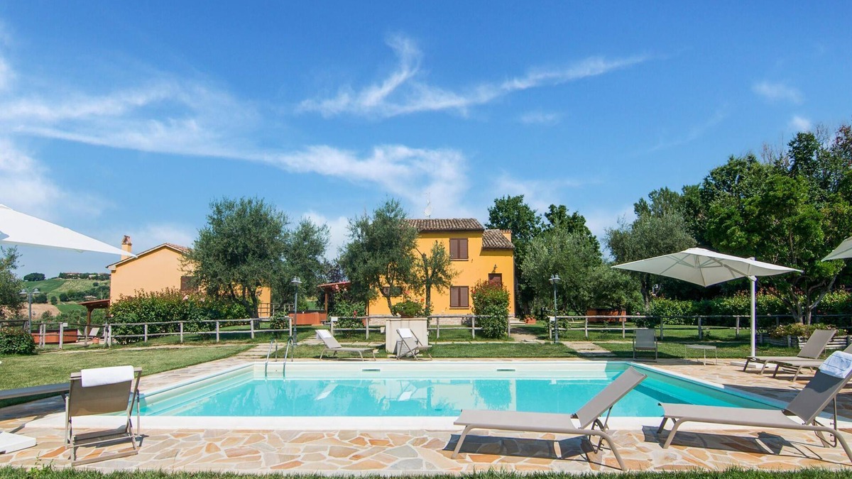 Ostra Vetere House | Villa in Ostra Vetere with Pool and Jacuzzis
