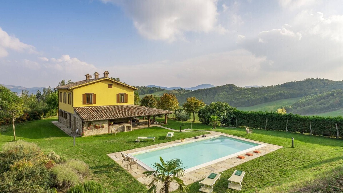 Piandimeleto Villa | Villa in Piandimeleto with Pool & Sauna