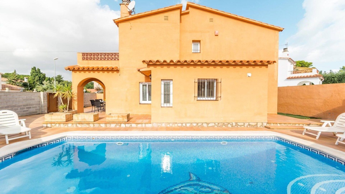 L'Escala Villa | Villa in Riells Beach with Private Pool