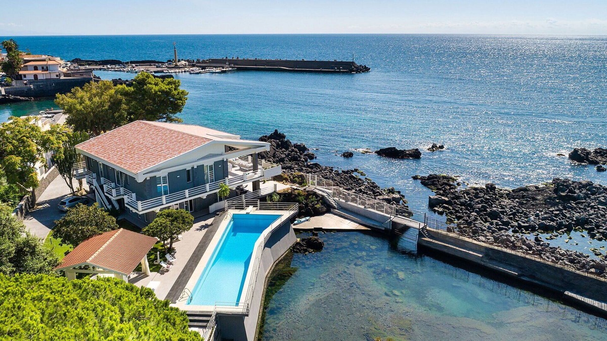 Stazzo Villa | Villa in Stazzo with 8 bedrooms sleeps 16