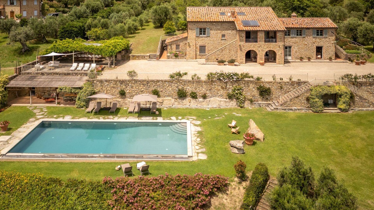 Tuoro sul Trasimeno Villa | Villa in Tuoro Sul Trasimeno with 7 bedrooms sleeps 14