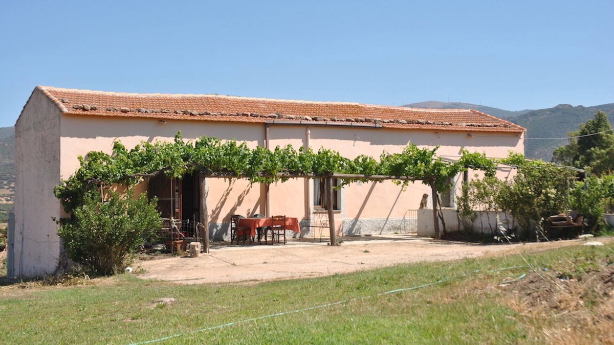 Perfugas Apartment | VILLA IN THE COUNTRYSIDE LAKE VIEW 15 MINUTES FROM THE SEA