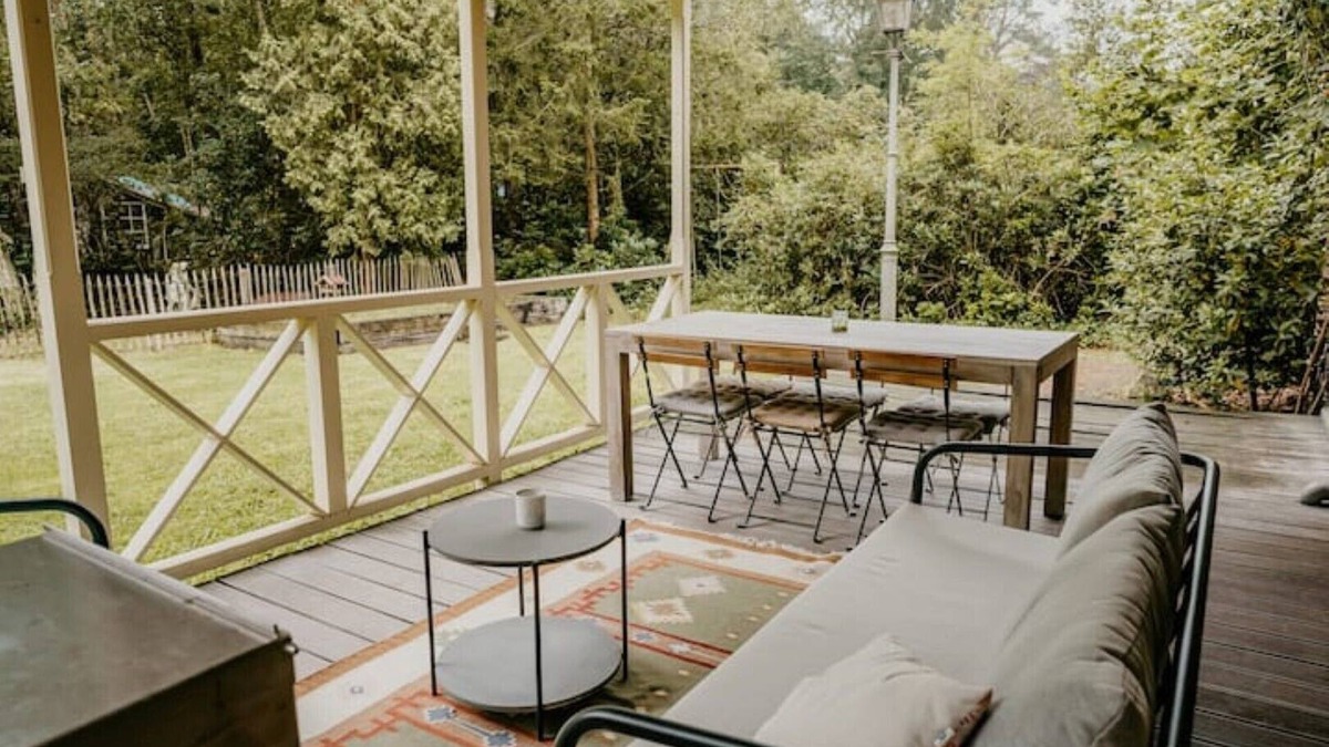 Mol Villa | Villa in the greenery with pond