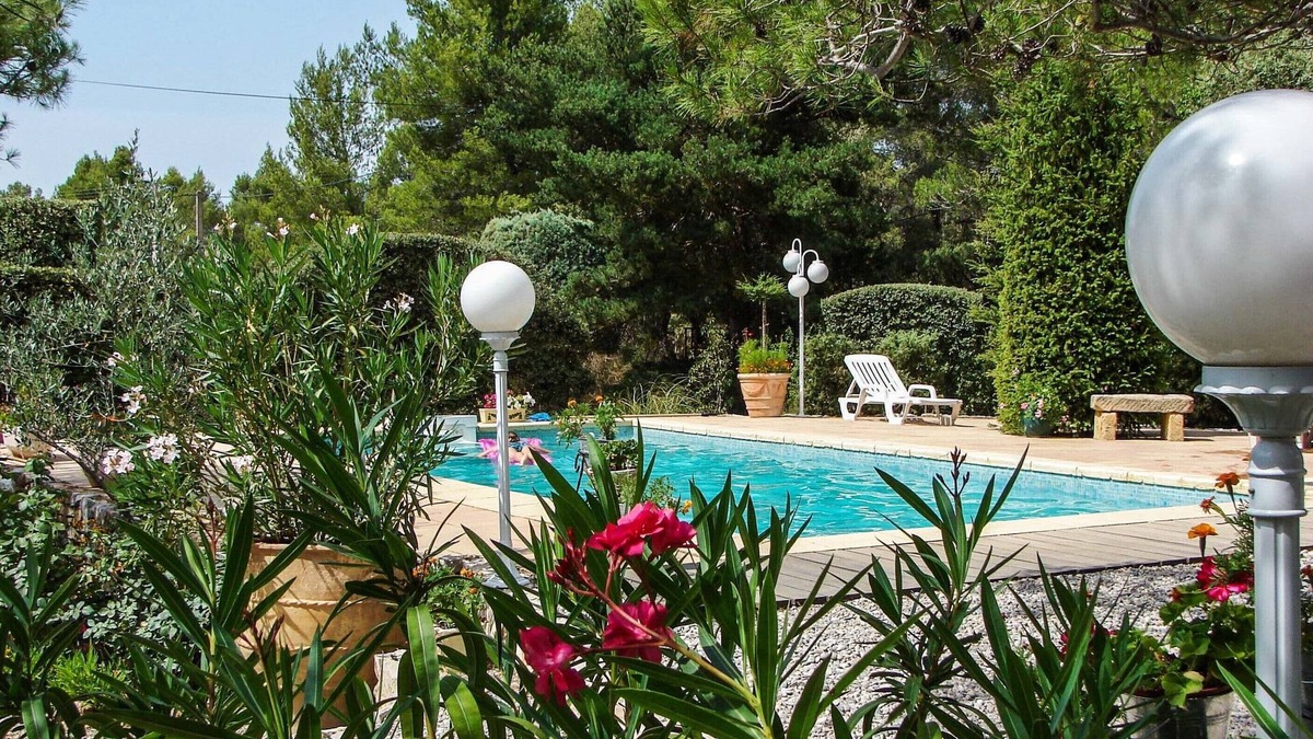 Peyrolles-en-Provence Villa | Villa in the heart of nature, with swimming pool, near Aix-en-Pce.