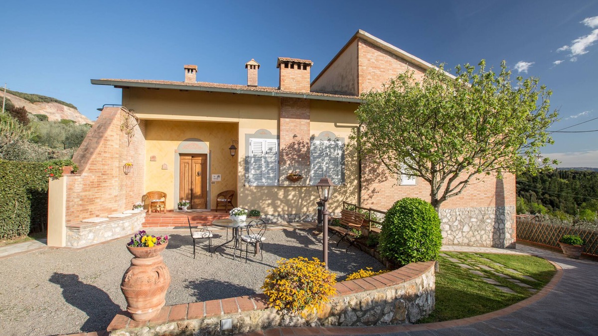 Iano Villa | Villa in the town of Iano. Sleeps 8 with AC, Wi-Fi, private garden and pool!