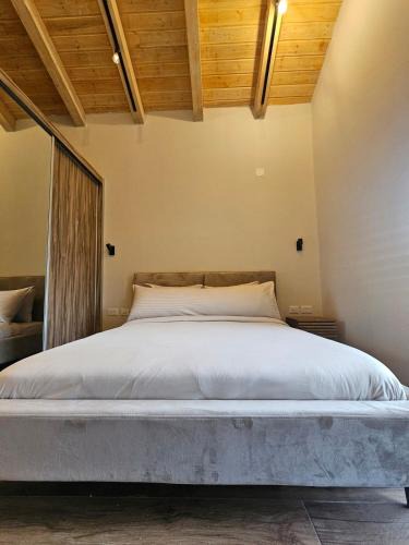 Rehov House | Villa in the valley