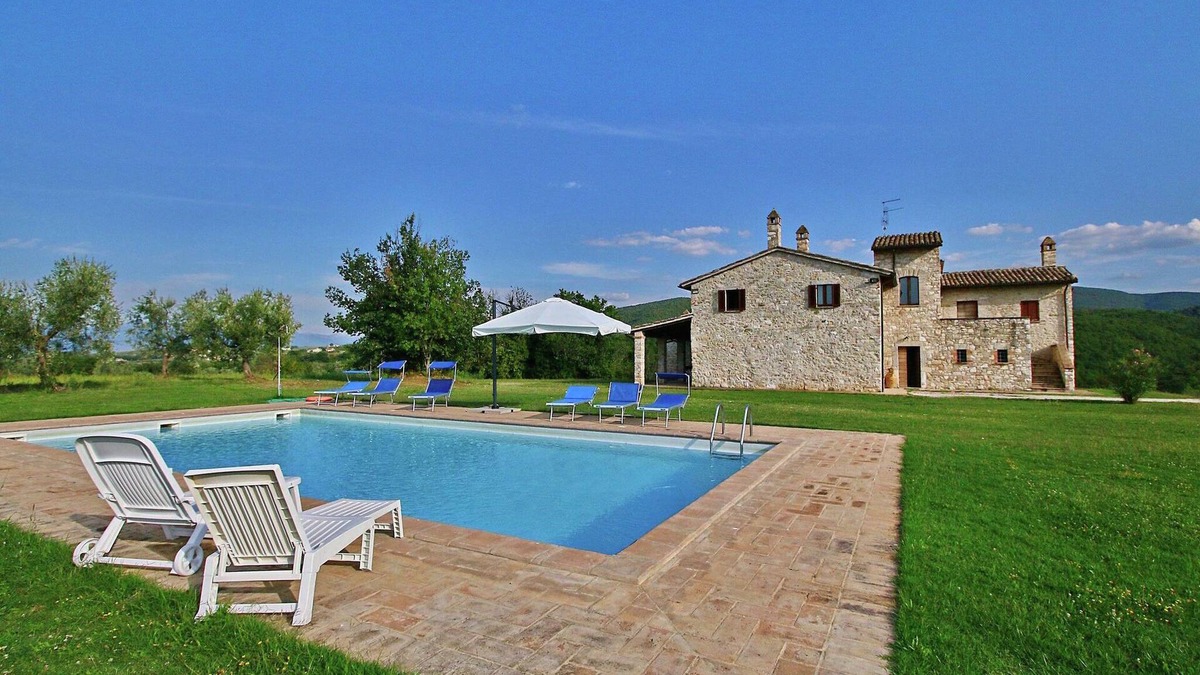 Gualdo Cattaneo Villa | Villa in Torri with Panoramic Views & Pool
