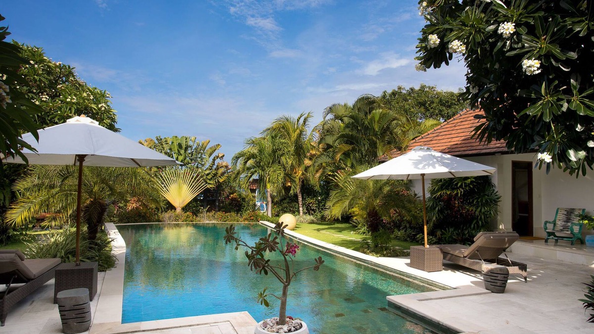 Bunutan Villa | Villa Indah Sekali - private oceanfront property with tropical garden