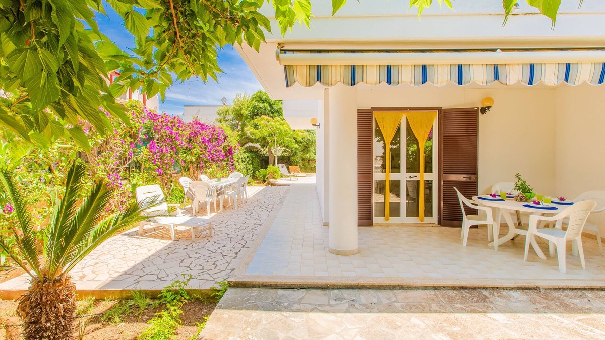 Torre Santa Sabina Villa | Villa Irene - Large garden - Privacy - Big terrace - 400 m from the beach