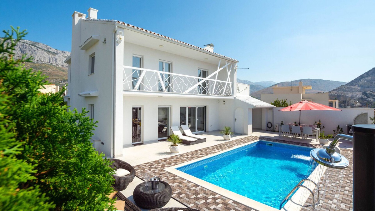 Zrnovnica Villa | Villa Irresistible