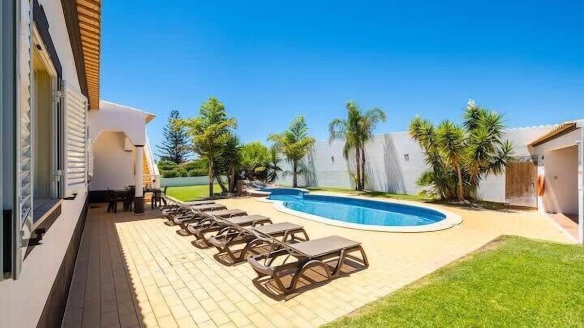 Carvoeira Villa | Villa Isadora Summary