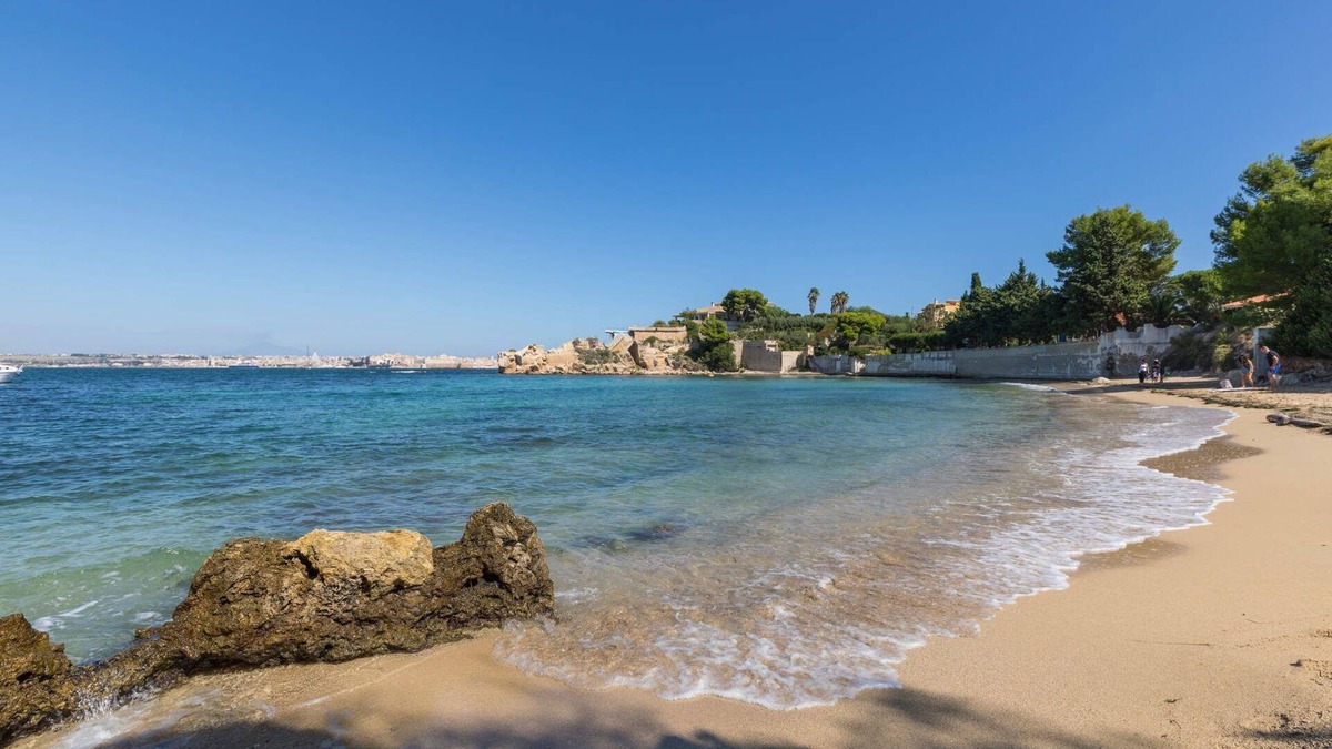 Syracuse Villa | Villa Isola by Villa Plus