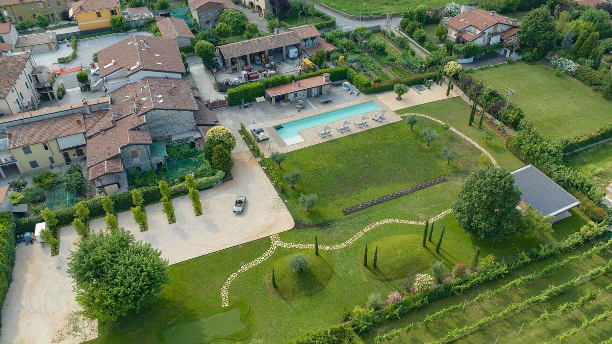 Calvagese della Riviera Villa | Villa in Calvagese Della Riviera with 3 bedrooms sleeps 10