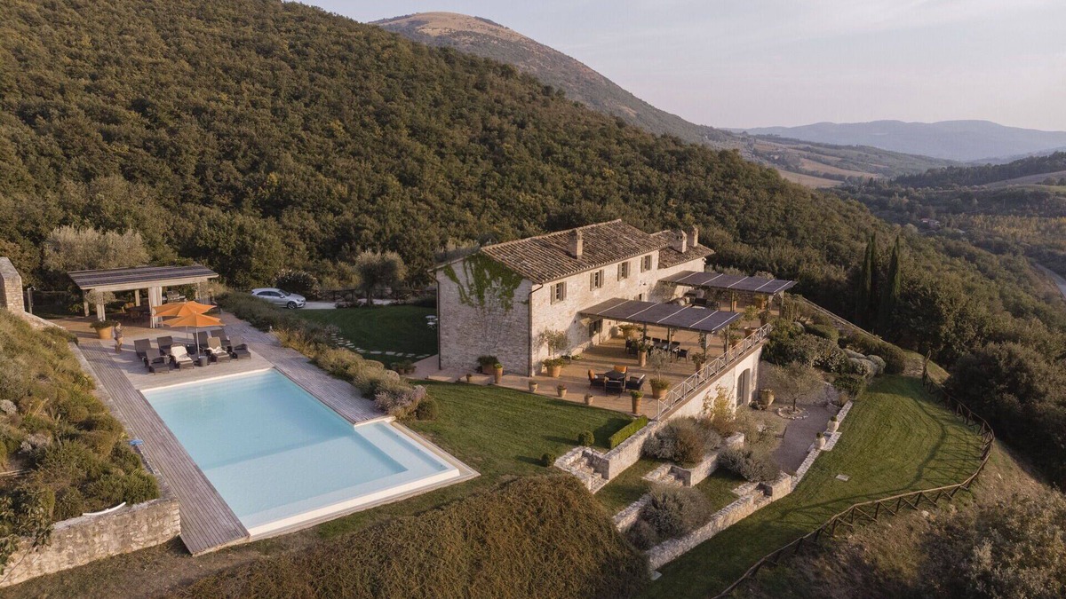 Montelaguardia Villa | Villa in San Giovanni Del Pantano with 7 bedrooms sleeps 14
