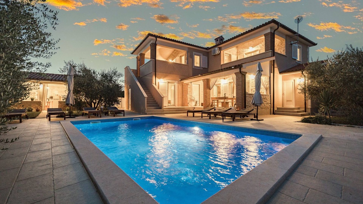 Peruski Villa | Villa Javor near Pula only 1 km from the beach with sea view and heated pool