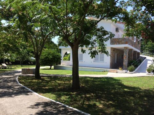Troulos Apartment | Villa Jeanna