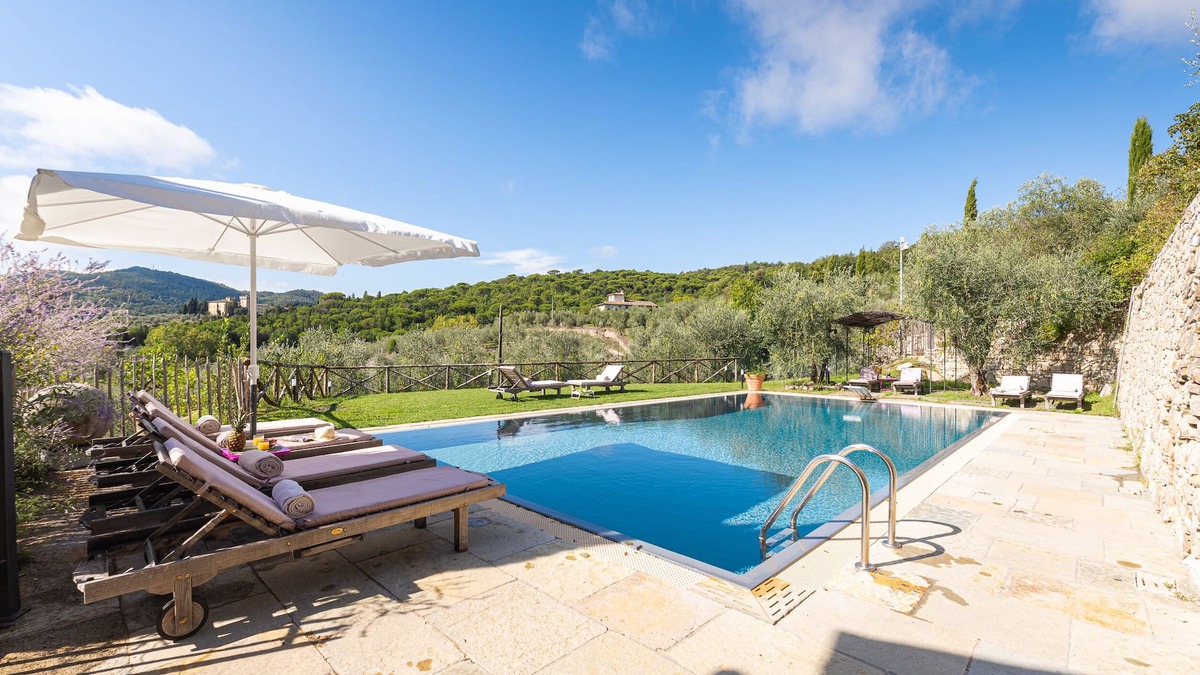 Rignano sull'Arno Villa | Villa just 14 km to Florence, 8 bedrooms. Garden, private pool and Wi-Fi!