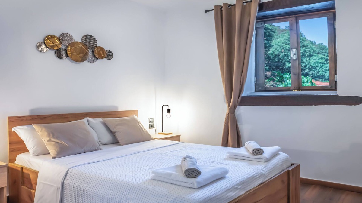 Gerakari Villa | Villa Kamari with outdoor Jacuzzi, WiFi & AC in delightful Village Elenes.