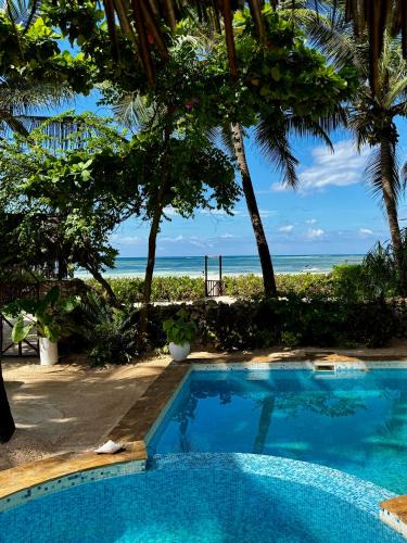 Pwani Mchangani Villa | Villa Kipara - On the Beach - Private Pool & Jacuzzi