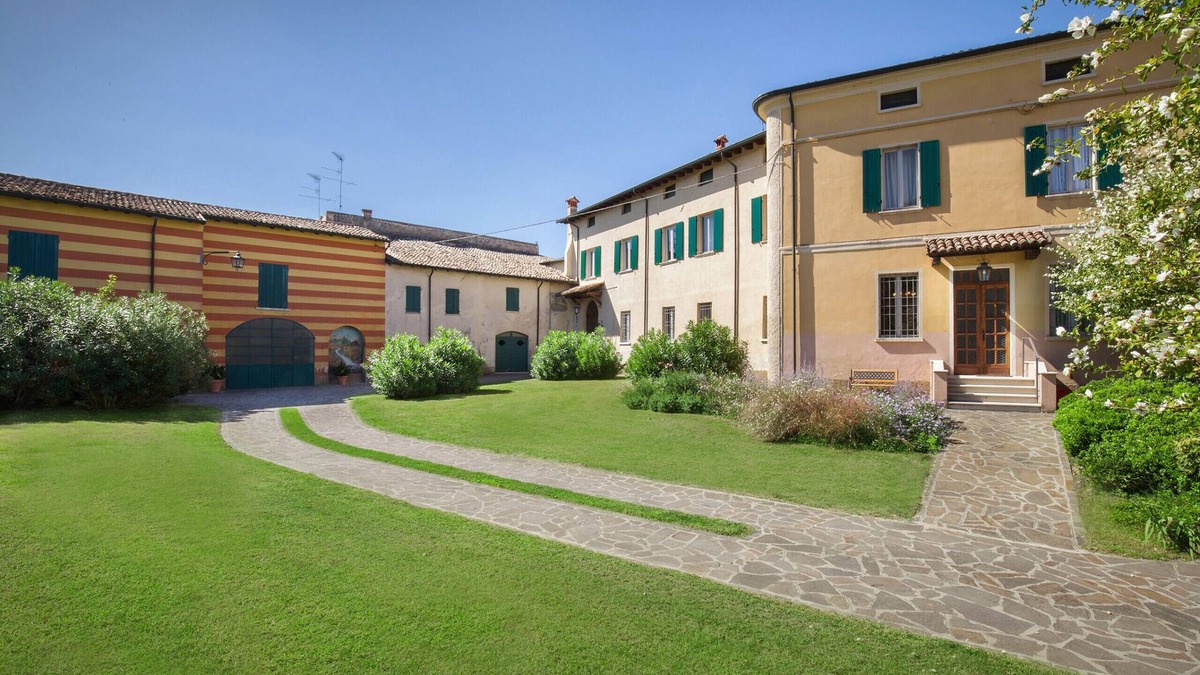 Volta Mantovana Villa | Villa L'Oleandra with Pool up to 12 People