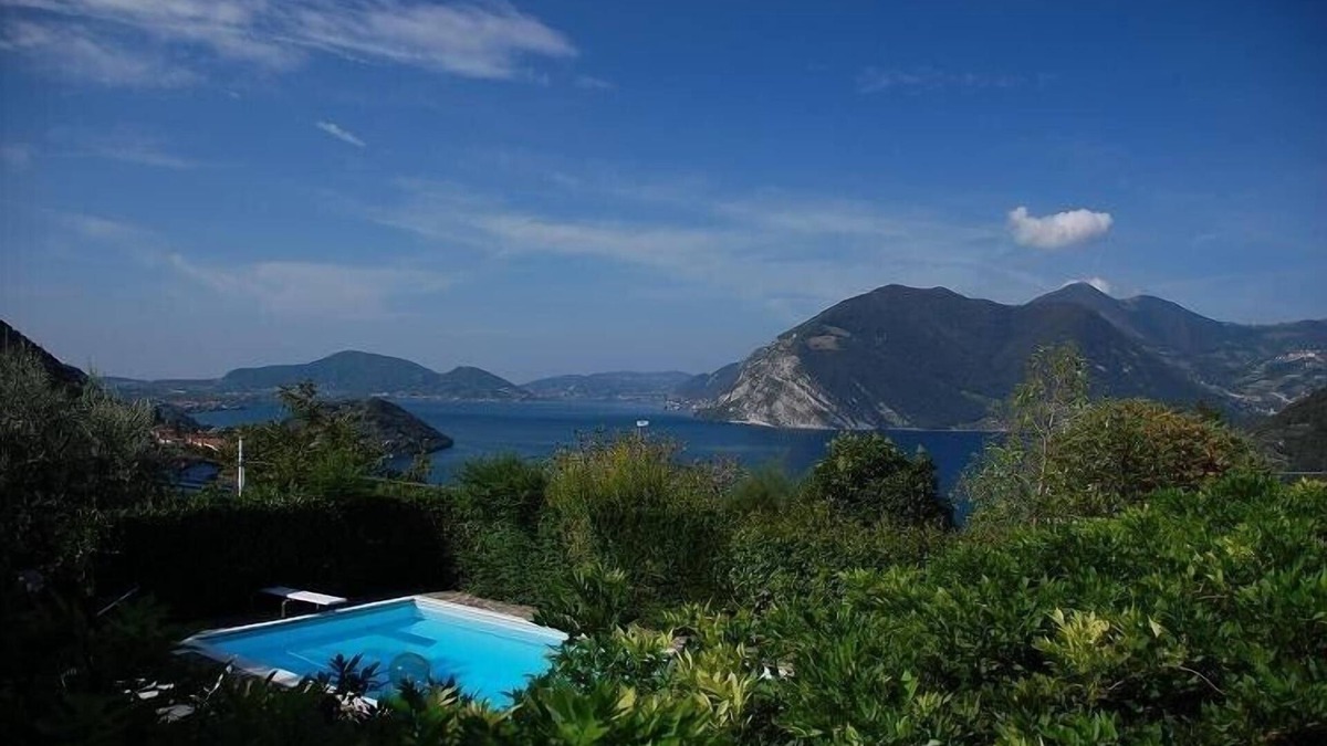Sulzano Villa | Villa La Briciola - Italy Lake District. Private pool, BBQ & large outdoor space