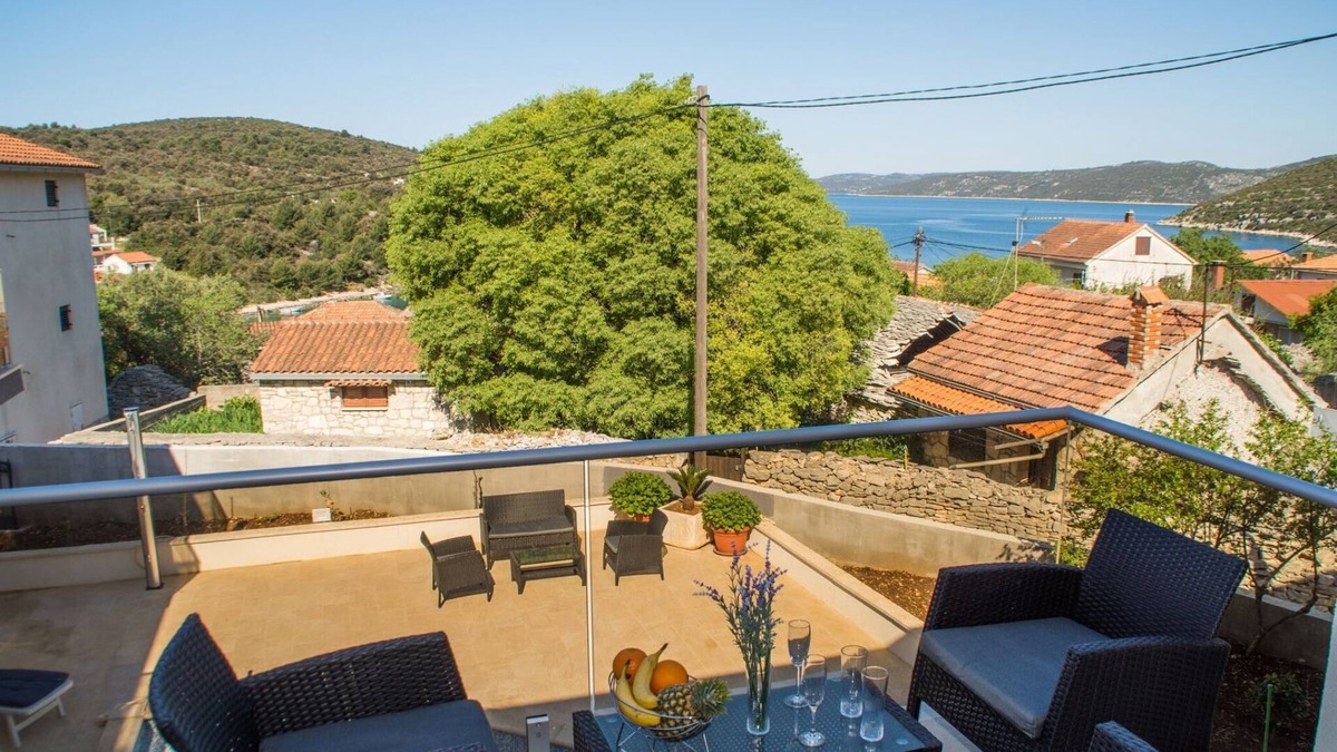 Veliki Drvenik Apartment | Villa LA - Comfort One-Bedroom Apartment with Terrace and Sea View