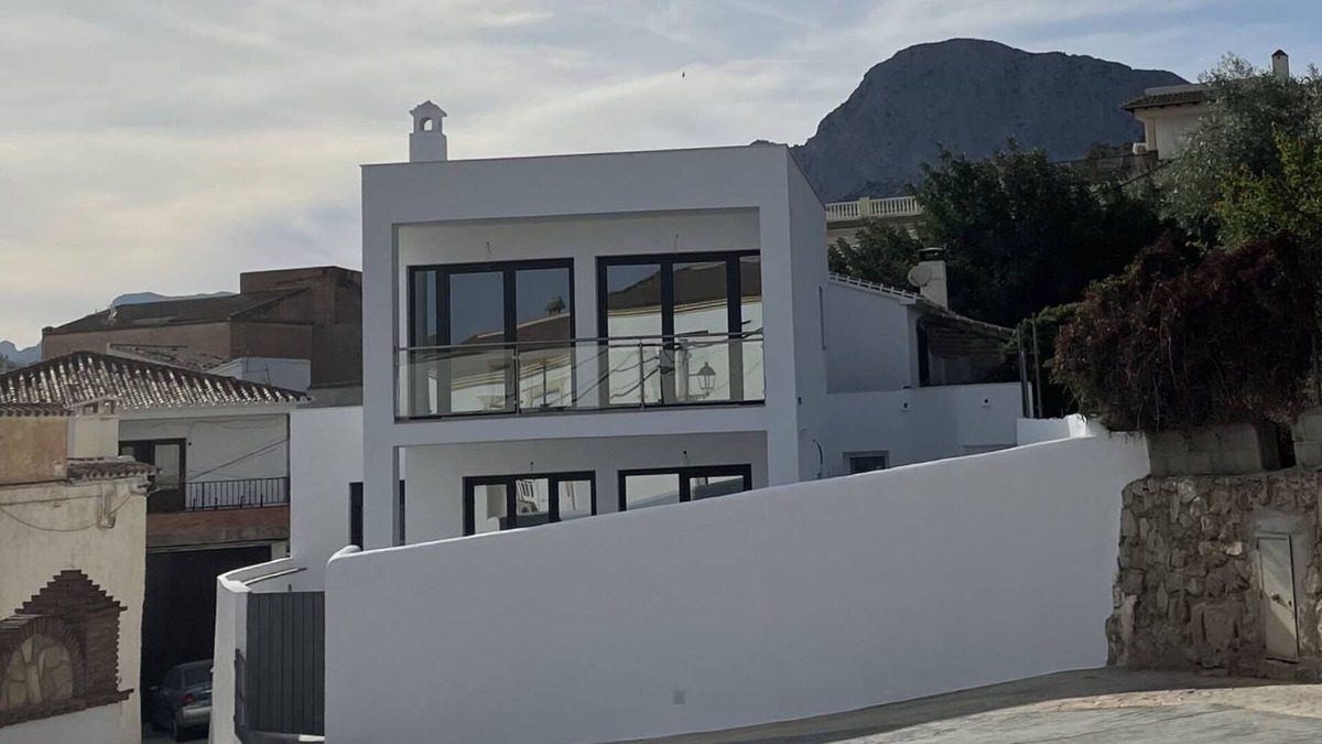 Mondron House | Villa La Fuente en Entorno Privado con Piscina a dos Niveles