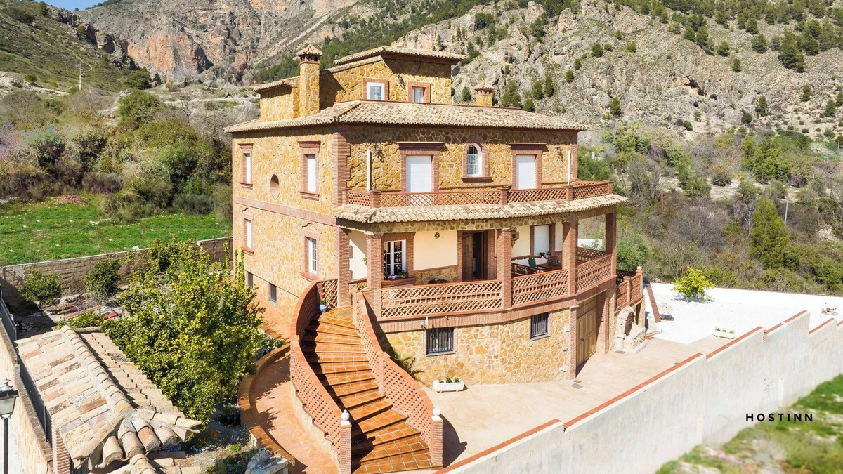 Moclin Villa | Villa La Gaviota 7BR w Pool near El Gollizno Trail