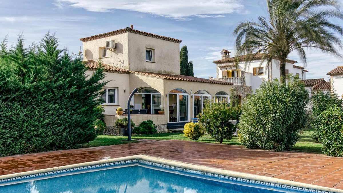 Torroella de Fluvia Villa | Villa 'La Haya' with Shared Pool, Wi-Fi and Air Conditioning
