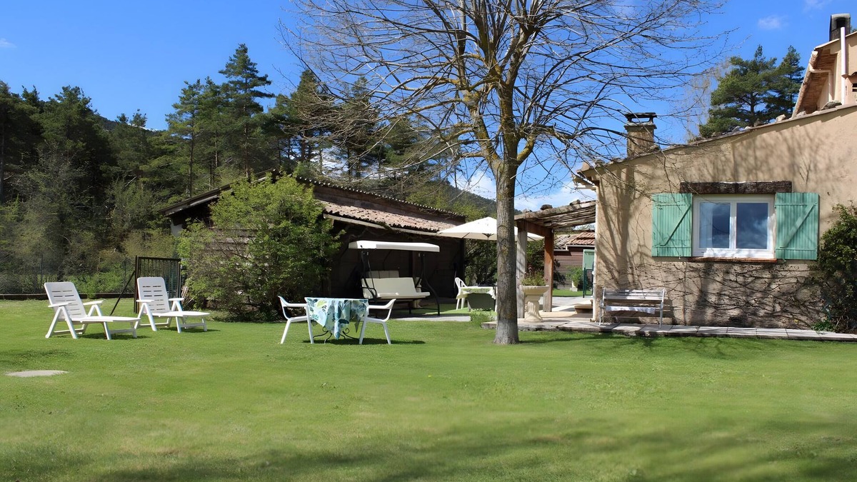 Saint-Auban Villa | Villa 'La Myreclose' with Mountain View, Private Terrace and Wi-Fi
