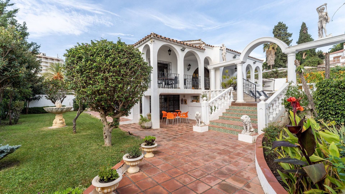 Torreblanca Villa | Villa La Rotonda with Pool, Garden & Wi-Fi