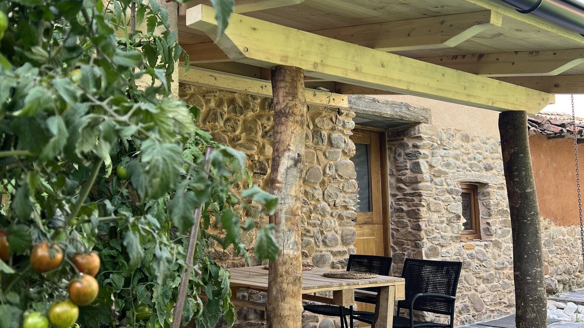 El Castro Cottage | Villa La Roza II. Country paradise with fireplace and hot tub.